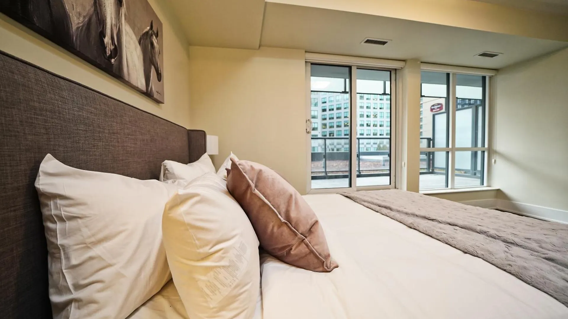 Rivetstays - The Atmos I Toronto Apartment
